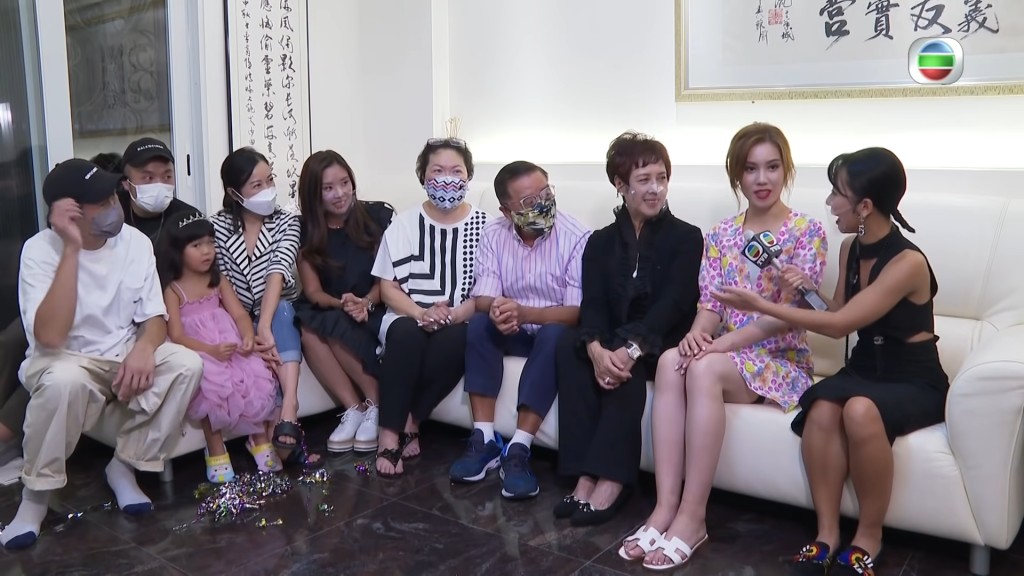 宋宛穎去年當選後返屋企，由外婆送花迎接，外婆更大爆原來宋宛穎出身自選美世家，除了媽媽外，也有不少親戚在選美比賽獲獎。